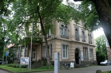 Die als das "Braune Haus" bekannte Villa Schlikker in Osnabrück. Während der NS-Diktatur war hier die Kreisleitung der NSDAP untergebracht. Im Keller hatte man zu diesem Zwecke einen Luftschutzraum eingerichtet. Heute ist die Villa Teil des Kulturhistorischen Museums Osnabrück und kann besichtigt werden. Die als das "Braune Haus" bekannte Villa Schlikker in Osnabrück