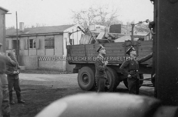 Dieses Foto entstand in einer noch nicht lokalisierten Flak-Stellung in Osnabrück. Es entstand während eines Stellungswechsels nach Rulle am 13. Mai 1944. Rückseitig wurde notiert: "Osnabrück / 13.05.1944" Flak Stellungswechsel Osnabrück - Rulle