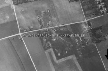 Luftaufnahme der schweren Flak-Stellung auf dem Westerberg aus dem Jahr 1945. Am oberen Bildrand sind die Beethoven- und Schubertstraße zu erkennen, links unten die Ausläufer der Von Stein-Kaserne an der Artilleriestraße. Luftaufnahme der Flak-Stellung Westerberg