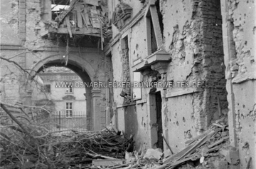 Das altehrwürdige Osnabrücker Schloss nach dem schweren Luftangriff vom 6.10.1942. Auf der Rückseite des Fotos wurde vermerkt: "1. Luftangriff auf 6.10.1942 auf Osnabrück. / 2. Minen- und Sprengbombe. / 3. Getroffen wurde das Osnabrücker Schloss, erbaut 1667-1673. / 4. Das Schloss wurde stark beschädigt. / 5. Aufnahme zeigt einen Teil des Schlosses." Auf einem angehängten Zettel wurde zudem notiert: "Erhebliche Beschädigungen erlitt das Schloss bereits im Grossangriff vom 6. Oktober 1942. Sie wurden jedoch im Jahre 1943 wieder beseitigt, bis das Bischofsschloss zum Schluss des Krieges noch völlig ausbrannte. Aufn.: Kiefer" Osnabrücker Schloss nach Luftangriff am 6.10.1942