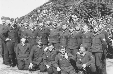 Mannschaftsfoto vor einem getarnten Flakhochstand in Halen bzw. Achmer, aufgenommen im April 1942. Mannschaftsfoto Flak Halen