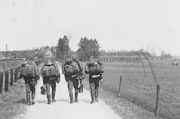 Abmarsch vom Bahnhof Halen zur Flakstellung am Fliegerhorst in Achmer, März 1942. Abmarsch vom Bahnhof Halen nach Achmer