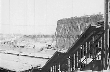 Der mit Tarnnetzen bespannte Hochbunker am Osnabrücker Hauptbahnhof im Jahr 1945 Hochbunker Osnabrück Hauptbahnhof 1945