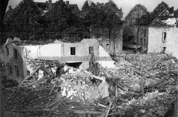 Bombenschäden an der Ecke Kommenderiestraße & Spindelstraße nach dem schweren Luftangriff vom 6. Oktober 1942. Im Vordergrund das Haus Kommenderiestraße 111. Rechts daneben die Trümmer des Hauses Spindelstraße 29. Auf der Rückseite des Fotos wurde notiert: "1. Luftangriff auf Osnabrück am 6.10.1942. / 2. Minenbombe. / 3. Getroffen wurden die Häuser Spindelstrasse 10, 29, 31, 32, 33 u. Kommenderiestrasse 11, 116 u. 117. / 4. Die Häuser Spindelstr. 29 und Kommenderiestr. 11, 116 u. 117 wurden zerstört, die sonst genannten schwer beschädigt. / 5. Aufnahme zeigt einen Teil der Zerstörung." (Anmerkung: Mit Kommenderiestraße 11 wird Nr. 111 gemeint sein) Bombenschäden Ecke Kommenderiestraße & Spindelstraße 6.10.1942