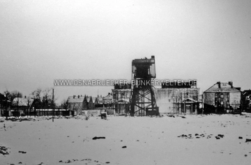 Der Stahlwerksplatz in Osnabrück im Winter 1941. Im Vordergrund ist ein Flak-Hochstand bzw. Flakturm zu sehen, welcher nach Fertigstellung des Bunkers wieder abgerissen wurde. Das Geschütz soll daraufhin auf dem Dach des Bunkers installiert worden sein. Stahlwerksplatz Osnabrück 1941