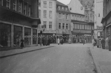 Blick vom Jürgensort in die Große Straße, aufgenommen zwischen 1935 und 1942. Im Hintergrund ist das Modehaus Lengermann & Trieschmann zu erkennen, das im Jahr 1935 den damaligen jüdischen Kaufleuten im Rahmen der "Arisierung" weit unter Wert abgekauft wurde. Am 20.6.1942 wurden einige der erkennbaren Gebäude bei einem Luftangriff teilweise oder völlig zerstört. Jürgensort Große Straße Osnabrück Vorkriegszeit