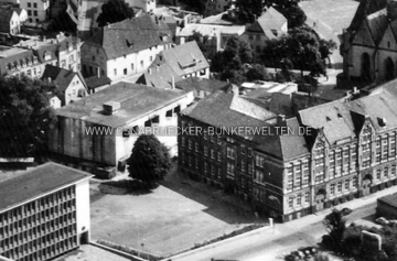 Der Hochbunker Redlingerstraße in Osnabrück. Zum Zeitpunkt der Aufnahme war das Obergeschoss bereits durch Entfestigungsöffnungen entmilitarisiert bzw. unbrauchbar gemacht worden. Wann genau die Aufnahme entstand ist leider unklar. Hochbunker Redlingerstraße in Osnabrück