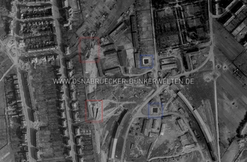 Ausschnitt einer Luftaufnahme vom Ziegenbrink vom 21. März 1945, drei Tage vor der tragischen Bunkerkatastrophe an der Brinkstraße. Die Aufnahme zeigt die vier Zugänge zum Stollenbunker Brinkstraße (rot markiert) sowie zwei Löschteiche im Bereich eines Barackenlagers nahe des Johannisfriedhofs und auf dem Gelände der im Bau befindlichen Flak-Kaserne auf dem Ziegenbrink. US-Luftaufnahme Ziegenbrink 1945