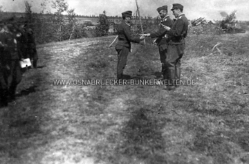 Beförderung eines Luftwaffenangehörigen, angeblich aufgenommen in der Flak-Stellung nahe der Klöckner-Werke. Im Hintergrund ist ein Vierlings-Flakgeschütz zu erkennen. Nähere Informationen zu diesem Bild liegen leider nicht vor. Flak-Stellung bei Klöckner Osnabrück, Beförderung