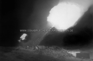 Nächtliches Flakfeuer in einer Flugabwehr-Stellung in Osnabrück. Wann und wo genau die Aufnahme entstand, ist leider nicht vermerkt worden. Flakfeuer in Osnabrück