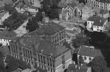 Luftaufnahme der Möser-Mittelschule mit der dahinterliegenden Bunkerbaustelle an der Redlingerstraße aus dem Jahr 1942. Luftaufnahme Altstadt Osnabrück