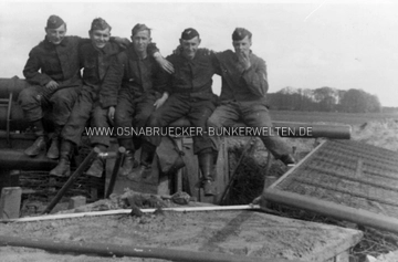 Soldaten posieren auf dem Rohr einer Flak in Jeggen bei Osnabrück Soldaten auf Flak-Geschütz in Jeggen