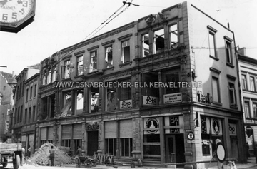 Das Geschäftshaus Große Straße 67/68 nach dem Luftangriff vom 20. Juni 1942. Auf der Rückseite wurde notiert: "1. Luftangriff auf Osnabrück / 2. Abwurf von Stab- und Phosphorbrandbomben. / 3. Getroffen wurde das Geschäftshaus Große Straße 67/68. / 4. Das 1. und 2. Stockwerk des Hauses brannte total aus. / 5. Aufnahme zeigt das Schuhhaus Tack und Fotohaus Koltzenburg nach dem Luftangriff." Geschäftshaus Große Straße 67/68 nach Luftangriff 1942