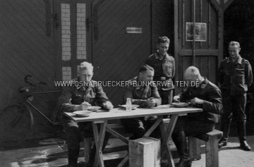 Luftwaffenangehörige bei den Klöckner-Werken in Osnabrück. Luftwaffe bei Klöckner