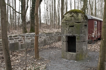 Eine Splitterschutzzelle vom Typ RL3-43/41, hergestellt bei den Klöckner-Werken Osnabrück. Das hier abgebildete Exemplar wurde aus Original-Bauteilen wieder zusammengesetzt und steht heute am Zechenbahnhof am Piesberg. Splitterschutzzelle Typ RL3-43/41 (Klöckner-Werke Osnabrück)