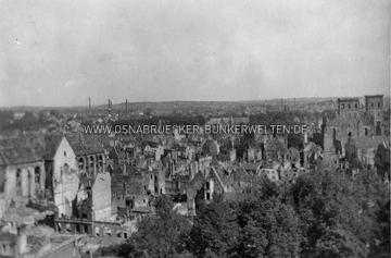 Bombenschäden in der Osnabrücker Altstadt, aufgenommen im Jahr 1945. Links ist die Dominikaner-Kirche zu erkennen. Am rechten Bildrand die Marienkirche, dahinter der südliche Turm des Doms. Bombenschäden Osnabrück Altstadt 1945