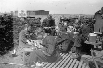Mittagspause in der Flak-Stellung Jeggen. Mittagspause Flak Jeggen