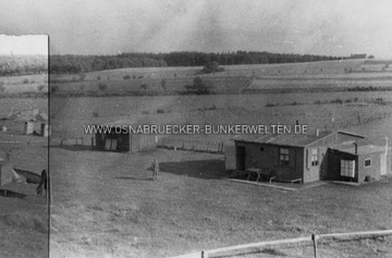Flak-Scheinwerferstellung bei Vor dem Bruche nahe Rulle. Zu sehen ist die Mannschaftsbaracke des Zugs. Flak-Scheinwerferstellung Vor dem Bruche