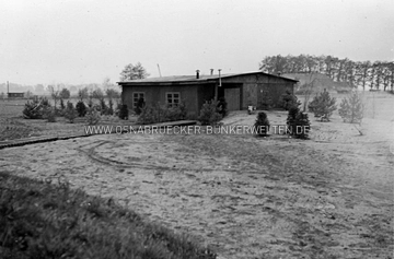 Eine Flak-Baracke, aufgenommen in Jeggen oder Diepholz. Flak-Baracke