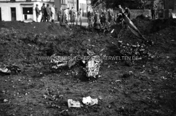 Trümmer des am 18.9.1940 abgestürzten britischen Bombers am Stahlwerksplatz in Osnabrück. Auf der Rückseite wurde vermerkt: "Die Trümmer des Flugzeugs" Trümmer des abgestürzten Bombers am Stahlwerksplatz in Osnabrück