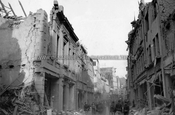 Blick von der Lortzingstraße in die Krahnstraße nach dem schweren Luftangriff vom 6. Oktober 1942. Eine Notiz wurde auf diesem Bild nicht vorgenommen. Zu sehen sind die Häuser Krahnstraße 47- 50 (rechtsseitig, von links nach rechts) und die Häuser 2 - 11 (linksseitig, von rechts nach links). Krahnstraße Osnabrück nach Luftangriff vom 6.10.1942
