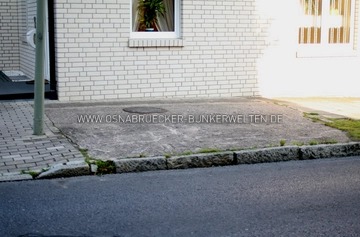 Ehemaliger Einstiegsschacht zum Bunkersystem an der Mozartstraße. Er diente zu Kriegszeiten als Förderschacht, nachdem der benachbarte Hauptzugangsschacht fertiggestellt war. Ehemaliger Einstiegsschacht an der Mozartstraße