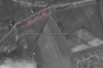 US-Luftaufnahme vom Bereich Glückaufstraße, Von-Kerssenbrock-Allee und Stichkanal. Rot markiert sind die vier Geschützwagen der Eisenbahn-Flak, die hier im zwischen 1944-1945 stationiert waren. Darüber ist ein heute nicht mehr vorhandenes Zweiggleis der Umgehungsbahn zu erkennen, das auf die Hauptstrecke in Richtung Achmer führte. Am unteren rechten Bildrand ist ein Teilbereich des Munitionslagers der Wehrmacht in Eversburg zu erkennen. Darunter, auf dem Foto nicht mehr ersichtlich, befanden sich die Schießstände. Luftaufnahme Eversburg Stichkanal und Muna