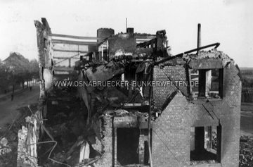 Die Bettfedernfabrik Julius Huneke (Neulandstraße 10) nach dem schweren Luftangriff auf Osnabrück vom 6.10.1942. Zu Personenschäden soll es hier nicht gekommen sein, denn die Firma soll im Hinterhof einen eigenen Luftschutz-Deckungsgraben besessen haben. Rückseitige Foto-Notiz: "1. Luftangriff auf Osnabrück / 2. Spreng- und Brandbomben. / 3. Getroffen wurde die Bettfedernfabrik Hunnecke, Neulandstrasse. / 4. Die Fabrik wurde zerstört. / 5. Aufnahme zeigt die zerstörte Fabrik." Auf einem beiliegenden Zettel wurde ergänzt: "Das Industriegelände im Fledder wurde durch den Oktoberangriff 1942 bereits zum grossen Teil zerstört. Unser Bild zeigt die durch Spreng= und Brandbomben vernichtete Bettferdernfabrik Hunecke. Aufn.: Kiefer". Der Korrekte Firmenname war "Julius Huneke". Bettfedernfabrik Huneke, Neulandstraße 10, nach Luftangriff vom 6.10.1942