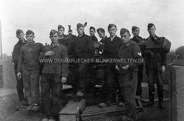 Rückseitiger Text: "Andenken an die Luftverteidigungszone West bei Osnabrück" Mannschaftsfoto Luftverteidigungszone West