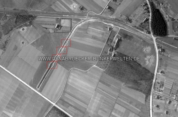 Die Luftaufnahme des Abstellgleises in Sutthausen mit rot markierten Ausbuchtungen. Luftaufnahme Abstellgleis Sutthausen 1945