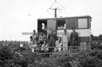 Bedienmannschaft eines Funkpeilwagens(?) auf dem Fliegerhorst Achmer im Jahr 1938 Funkpeilwagen auf dem Fliegerhorst Achmer 1938