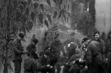 Britische Soldaten vor dem nordwestlichen Eingang des Germania-Bunkers in Osnabrück. Die Bemalung der Bunkerfassade mit Pflanzenmotiven wird sehr wahrscheinlich zu Tarnzwecken aufgebracht worden sein. Britische Soldaten vor dem Germania-Bunker