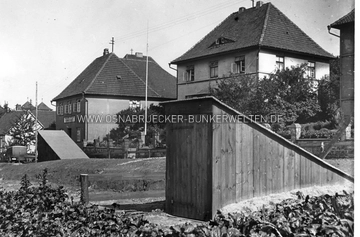 Der Deckungsgraben an der Hindenburgstraße in Georgsmarienhütte. Ob das Bauwerk vollständig in Holzbauweise ausgeführt wurde oder lediglich die Eingänge mit Holz verblendet wurden, ist unklar. Deckungsgraben Hindenburgstraße