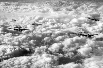 B-17 der 91. Bombergruppe über Osnabrück, aufgenommen am 22. Dezember 1943. B-17 der USAAF fliegen Luftangriff auf Osnabrück