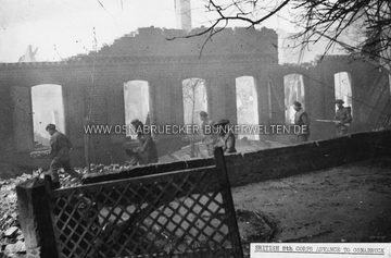 Britische Soldaten auf ihrem Vormarsch auf der Dorfstraße in Brochterbeck im April 1945. Britische Soldaten in Brochterbeck