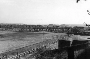 Der alte Schellenbergbunker im Jahr 1959. Zu dieser Zeit existierte noch der alte Sportplatz Piärkamp. Heute befindet sich hier eine Parkfläche des VW-Werks. Der alte Schellenbergbunker im Jahr 1959