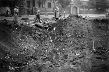 Der Einschlagkrater des britischen Bombers, der am 18.9.1940 am Stahlwerksplatz abstürzte. Auf der Rückseite wurde notiert: "Die Trümmer des Flugzeugs" Einschlagkrater Bomber Stahlwerksplatz 1940