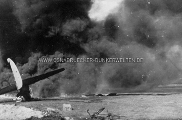Brennende Junkers Ju-88 auf dem Fliegerhorst Quakenbrück, aufgenommen nach dem Luftangriff vom 8. April 1944. Brennende Ju-88 Fliegerhorst Quakenbrück, 8. April 1944