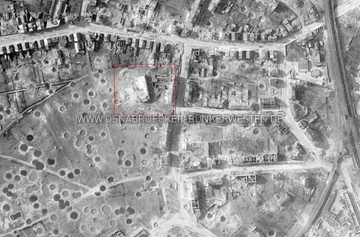 Ein Ausschnitt einer US-Luftaufnahme des Osnabrücker Stadtgebiets mit rot markiertem Hochbunker Bielefelder Straße. Am oberen Bildrand verläuft die Meller Straße, unten die Straße An der Petersburg. Luftaufnahme Fledder Meller Straße 1945