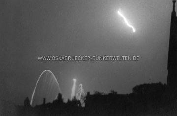 Der Himmel über Osnabrück am 18.09.1940. Rückseitiger Text: "Osnabrück, den 18.9.1940. Die Detonation des Flugzeuges. Oben eine neue Leucht(..., unleserlich, Anm.) von einem anderen Flugzeug." Osnabrück Bomber 1940