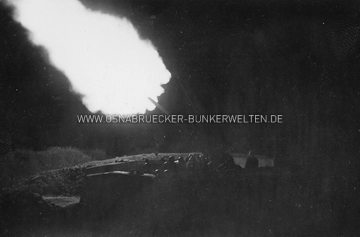 Nächtliches Feuer einer Flak auf dem Kalkhügel in Osnabrück. Wann genau die Aufnahme entstand ist unklar. Flak-Geschütz feuert bei Nacht