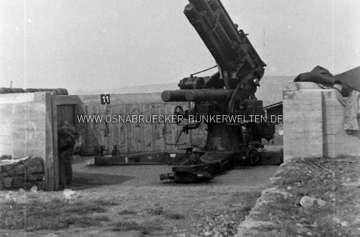 Flak-Geschütz in Feuerstellung auf dem Kalkhügel in Osnabrück. Im Hintergrund ist der Piesberg zu erkennen. Flak in Stellung