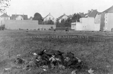 Die sterblichen Überreste eines oder mehrerer britischer Soldaten am Stahlwerksplatz. Die Männer wurden durch die Wucht des Aufpralls bis zur Unkenntlichkeit verstümmelt. Tote Soldaten Stahlwerksplatz