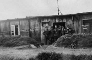 Luftwaffenhelfer vor ihrer Baracke auf dem Kalkhügel. Vor den Gebäuden hatten man zum Schutz vor Bombensplittern ca. 80cm hohe Erdwälle aufgeschüttet. Baracken Flak Kalkhügel