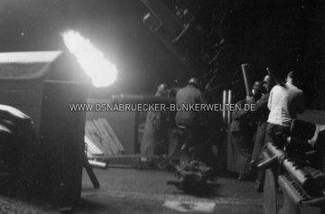 Bildunterschrift: "Mündungsfeuer der schweren Flak. Durch das Mündungsfeuer wird die Stellung taghell erleuchtet." Flak - Nachtangriff auf Osnabrück