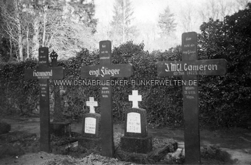 Ruhestätte der drei britischen Flieger in Malgarten, welche am 28. September 1939 bei Rieste mit ihrem Aufklärer nach einem Luftkampf mit deutschen Jagdflugzeugen abstürzten. Ihre Namen waren Ivan McLoed Cameron, Thomas Cecil Hammond und Thomas Fullerton. Ruhestätte britischer Flieger in Malgarten