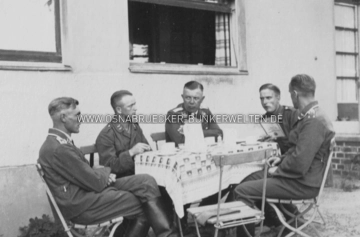 Angehörige des Flak-Regiments 64, angeblich im Raum Osnabrück / Harderberg aufgenommen. Angehörige des Flak-Regiments 64 in Osnabrück / Harderberg