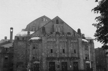 Das Osnabrücker Nationaltheater am 13. Mai 1944. Das Foto entstand während eines Stellungswechsels einer Flak-Einheit von Osnabrück nach Rulle. Kurz nach dieser Aufnahme wurden Teile der Altstadt bei einem Luftangriff zerstört. Nationaltheater Osnabrück 1944