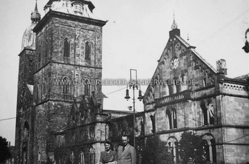 Ein Pärchen posiert im September 1942 vor dem Osnabrücker Dom. Zu dieser Zeit war der südliche Anbau bereits durch Bomben völlig ausgebrannt. Brandbomben zerstörten das Gebäude am 20. Juni 1942. Der Dom selbst wurde erst beim Luftangriff zwei Jahre später, am 13. September 1944, schwer beschädigt. Bombenschäden Dom Osnabrück 1942