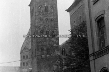 Blick vom Markt auf den Osnabrücker Dom im Jahr 1942. Noch stehen die Turmhelme. Dom Osnabrück 1942
